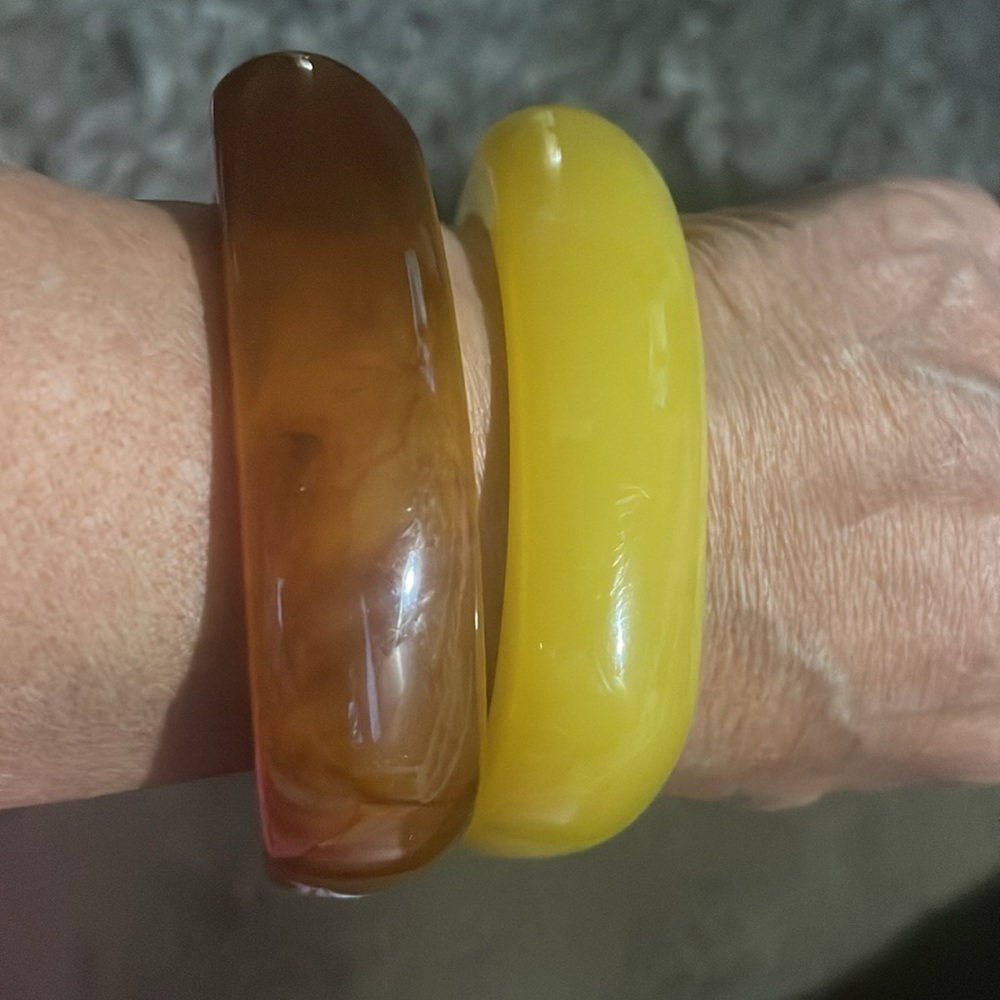 Vintage Lucite Yellow And Brown Square Bangles - image 6